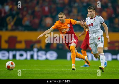 INSTABUL, TÜRKEI - 4. NOVEMBER: Berkan Kutlu von Galatasaray A.S., Rifat Zhemaletdinov von Lokomotiv Moskau während des UEFA Europa League-Spiels zwischen Galatasaray und Lokomotiv Moskou am 4. November 2021 in Instabul, Türkei (Foto: TUR/Orange Picches) Stockfoto