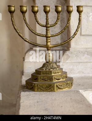 Eine goldene Menora. Siebenlampe (sechs Zweige) antike hebräische Lampenständer. Stockfoto