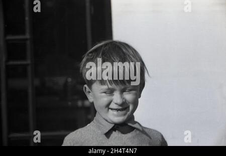 60er Jahre, historisch, ein junger Schuljunge, draußen, grinst weg, Mit einem lustigen, glücklichen, frechen Gesicht, England, Großbritannien. Stockfoto