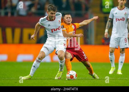 INSTABUL, TÜRKEI - 4. NOVEMBER: Rifat Zhemaletdinov von Lokomotiv Moskau, Olimpiu Morutan von Galatasaray A.S. während des UEFA Europa League-Spiels zwischen Galatasaray und Lokomotiv Moskou am 4. November 2021 in Instabul, Türkei (Foto: TUR/Orange Picches) Stockfoto