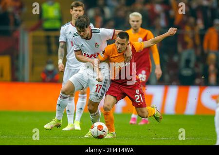 INSTABUL, TÜRKEI - 4. NOVEMBER: Rifat Zhemaletdinov von Lokomotiv Moskau, Olimpiu Morutan von Galatasaray A.S. während des UEFA Europa League-Spiels zwischen Galatasaray und Lokomotiv Moskou am 4. November 2021 in Instabul, Türkei (Foto: TUR/Orange Picches) Stockfoto