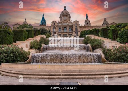 Das Nationalmuseum für Kunst von Katalonien, auch bekannt unter der Abkürzung MNAC, befindet sich in der Stadt Barcelona, Katalonien, Spanien Stockfoto