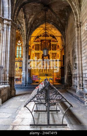 Barcelona, Spanien - 19. September 2021: Kreuzgang der Kathedrale des Heiligen Kreuzes und der Heiligen Eulalia in Barcelona Stockfoto