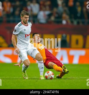 INSTABUL, TÜRKEI - 4. NOVEMBER: Rifat Zhemaletdinov von Lokomotiv Moskau, Olimpiu Morutan von Galatasaray A.S. während des UEFA Europa League-Spiels zwischen Galatasaray und Lokomotiv Moskou am 4. November 2021 in Instabul, Türkei (Foto: TUR/Orange Picches) Stockfoto