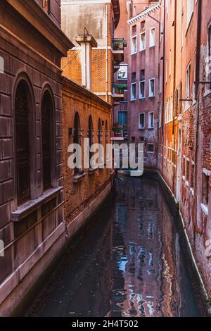 VENEDIG, ITALIEN - 27. OKTOBER 2016: Niemand in einem ruhigen schönen kleinen Kanal in Venedig, Italien Stockfoto