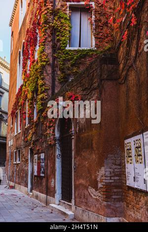 VENEDIG, ITALIEN - 27. OKTOBER 2016: Menschen auf der Straße in Venedig, Italien Europa Stockfoto