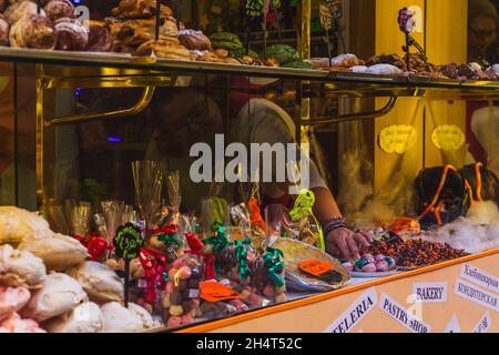 Mehrere Süßigkeiten auf den Regalen mit Preisschildern. Beliebte Street Food in Venedig Italien Stockfoto