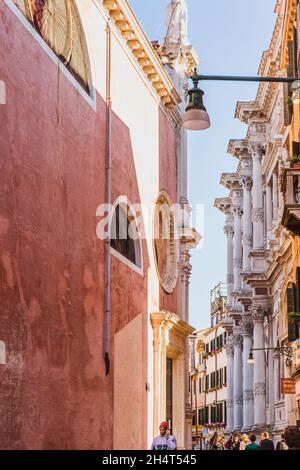 VENEDIG, ITALIEN - 27. OKTOBER 2016: Menschen auf der Straße in Venedig, Italien Europa Stockfoto