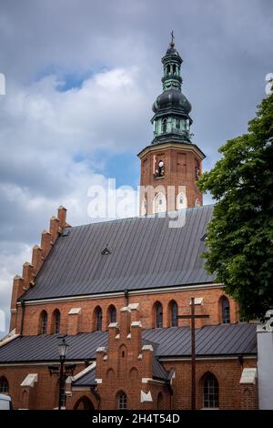 RADOM, POLEN - 26. Juli 2021: Eine mittelalterliche Johanniskirche auf dem Marktplatz der Altstadt. Stockfoto