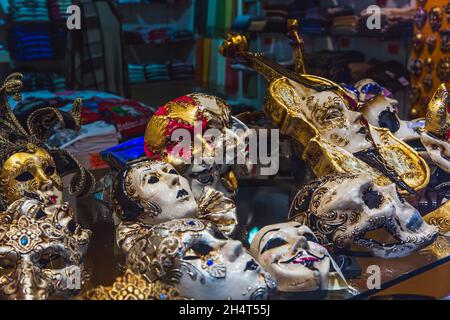 VENEDIG, ITALIEN - 27. OKTOBER 2016: Authentische farbenfrohe handgemachte venezianische Karnevalsmaske mit Emotionen in Venedig, Italien Stockfoto