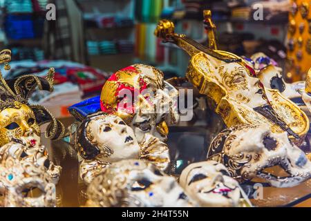 VENEDIG, ITALIEN - 27. OKTOBER 2016: Authentische farbenfrohe handgemachte venezianische Karnevalsmaske mit Emotionen in Venedig, Italien Stockfoto