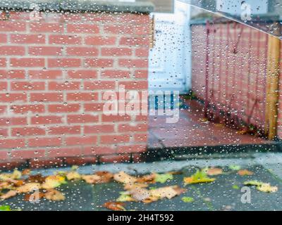 Regentropfen auf Glas, Regentropfen auf klare Fenster Stockfoto