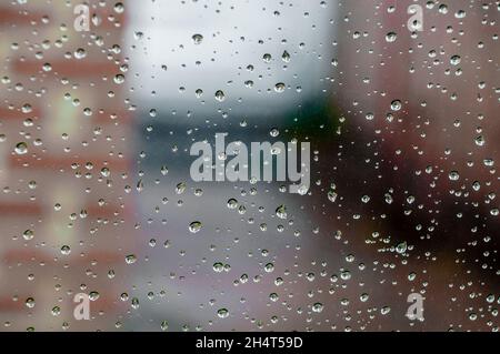 Regentropfen auf Glas, Regentropfen auf klare Fenster Stockfoto