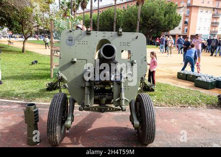 Huelva, Spanien - 30. Oktober 2021: Begrüßung der Kanone der spanischen Kaisergarde in der Andalusischen Allee, Huelva, Spanien Stockfoto