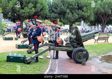 Huelva, Spanien - 30. Oktober 2021: Begrüßung der Kanone der spanischen Kaisergarde in der Andalusischen Allee, Huelva, Spanien Stockfoto