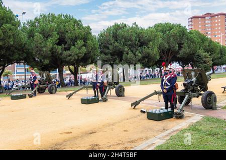 Huelva, Spanien - 30. Oktober 2021: Begrüßung der Kanone der spanischen Kaisergarde in der Andalusischen Allee, Huelva, Spanien Stockfoto