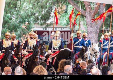 Huelva, Spanien - 30. Oktober 2021: Die Kaisergarde unter einem Zelt an einem regnerischen Tag vor dem Versprechen der Treue zur spanischen Zivilfahne Stockfoto