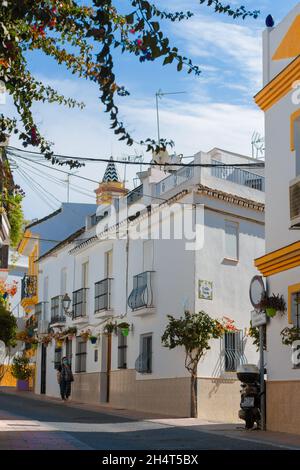 Eine typische Straße in der Altstadt Estepona mit bunten Blumentöpfen. Estepona, Andalusien, Spanien Stockfoto