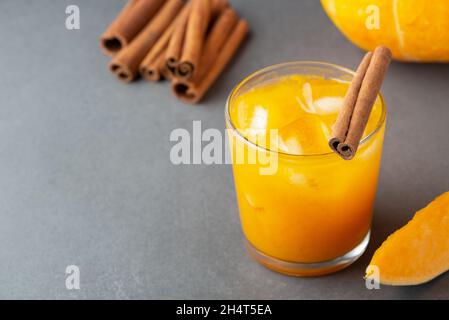 Erfrischende Kürbis Gewürz Bourbon Smash mit Zimt Stockfoto