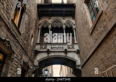 El Pont del Bisbe (Bishop’s Bridge) eine der meistfotografierten Sehenswürdigkeiten im Gotischen Viertel von Barcelona Stockfoto