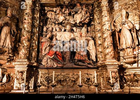 Barcelona, Spanien - 19. September 2021: Altarbild der Gründung des Mercedarianischen Ordens im Inneren der Kathedrale des Heiligen Kreuzes und der Heiligen Eulalia in Stockfoto