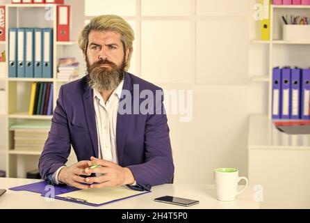 Wirtschaftsprüfer prüfen Finanzbericht. Business Analyst. Business-Prozess-Spezialist mit Ordner. Geschäftsmann halten Office-Dokumente. Fachberater oder Stockfoto