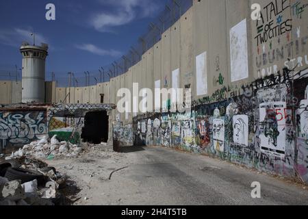 Politische Graffiti auf der palästinensischen Seite der Trennungsmauer oder der israelischen Barriere im Westjordanland, die von Israel errichtet wurde, um arabische Terroristen fernzuhalten. Stockfoto