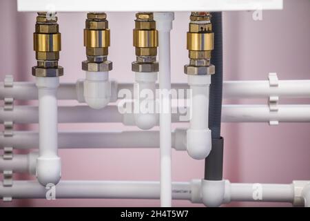 Bild von verschiedenen PVC-Rohren und -Fittings. Stockfoto