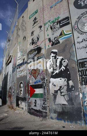 Muhamad Ali in Graffiti auf der palästinensischen Seite der Trennungsmauer oder der israelischen Barriere im Westjordanland, die errichtet wurde, um Terroristen aus Israel zu fernzuhalten. Stockfoto