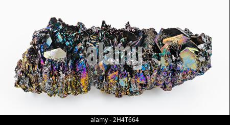 Synthetisches Siliziumkarbidmetall, schillernde Kristalle mit rauer Oberfläche auf weißem Hintergrund. Carborundum chemische Verbindung. Seltenes Moissanitmineral in der Natur. Stockfoto