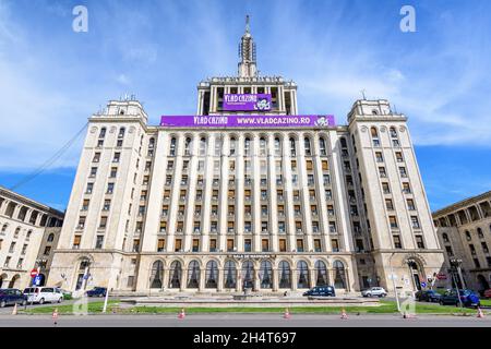 Bukarest, Rumänien - 15. Mai 2021: Das Hauptgebäude des Panoramas des Hauses der Freien Presse (Casa Presei Libere) im Stil des sowjetischen sozialistischen Reals Stockfoto