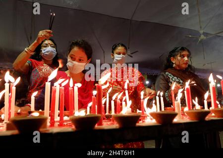 Dhaka, Großbritannien. November 2021. NOVEMBER04, 2021, DHAKA-BANGLADESH- Anhänger sahen am 4. November 2021 Kerzen anzünden, als sie an einem Fest zur Feier des Diwali, des hinduistischen Lichtfestes, im Dhakeshwari-Tempel in Dhaka, Bangladesch, teilnahmen. In Dhaka, Vereinigtes Königreich am 11/4/2021. (Foto von Habibur Rahman/News Images/Sipa USA) Quelle: SIPA USA/Alamy Live News Stockfoto