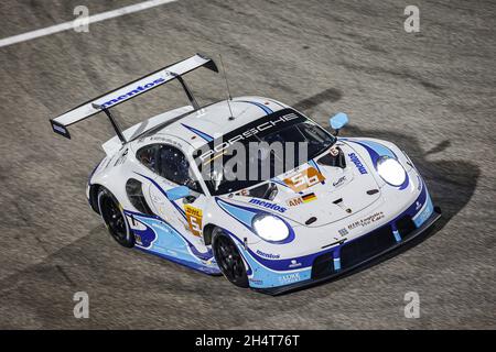 Sakhir, Bahrain. November 2021. 56 Perfetti Egidio (NOR), Cairoli Matteo (ita), Pera Riccardo (ita), Team Project 1, Porsche 911 RSR - 19, Aktion während der 8 Stunden von Bahrain, 6. Lauf der FIA-Langstrecken-Weltmeisterschaft 2021, FIA WEC, auf dem Bahrain International Circuit, vom 4. Bis 6. November 2021 in Sakhir, Bahrain - Foto: Francois Flamand/DPPI/LiveMedia Kredit: Unabhängige Fotoagentur/Alamy Live News Stockfoto