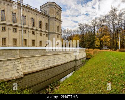 Der Palastpark in Gatchina ist eine der Hauptattraktionen dieser Stadt; er stammt aus dem 18. Jahrhundert. Stockfoto