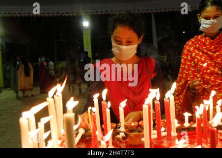 Dhaka, Großbritannien. November 2021. NOVEMBER04, 2021, DHAKA-BANGLADESH- Anhänger sahen am 4. November 2021 Kerzen anzünden, als sie an einem Fest zur Feier des Diwali, des hinduistischen Lichtfestes, im Dhakeshwari-Tempel in Dhaka, Bangladesch, teilnahmen. In Dhaka, Vereinigtes Königreich am 11/4/2021. (Foto von Habibur Rahman/News Images/Sipa USA) Quelle: SIPA USA/Alamy Live News Stockfoto