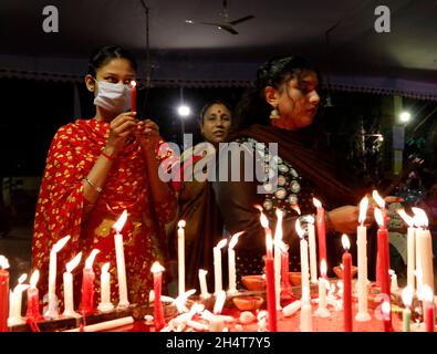 Dhaka, Großbritannien. November 2021. NOVEMBER04, 2021, DHAKA-BANGLADESH- Anhänger sahen am 4. November 2021 Kerzen anzünden, als sie an einem Fest zur Feier des Diwali, des hinduistischen Lichtfestes, im Dhakeshwari-Tempel in Dhaka, Bangladesch, teilnahmen. In Dhaka, Vereinigtes Königreich am 11/4/2021. (Foto von Habibur Rahman/News Images/Sipa USA) Quelle: SIPA USA/Alamy Live News Stockfoto