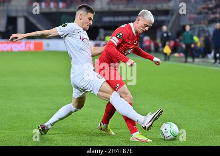 ALKMAAR, NIEDERLANDE – NOVEMBER 4: Daniel Graovac vom CFR Cluj und Albert Gudmundsson von AZ Alkmaar kämpfen während des Spiels der Gruppe D - UEFA Europa Conference League zwischen AZ Alkmaar und CFR Cluj am 4. November 2021 im AZ Stadion in Alkmaar, Niederlande um den Besitz (Foto: Patrick Goosen/Orange Picches) Stockfoto