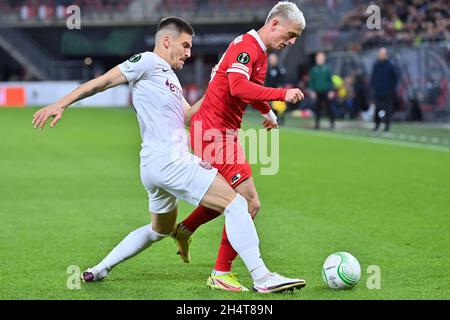 ALKMAAR, NIEDERLANDE – NOVEMBER 4: Daniel Graovac vom CFR Cluj und Albert Gudmundsson von AZ Alkmaar kämpfen während des Spiels der Gruppe D - UEFA Europa Conference League zwischen AZ Alkmaar und CFR Cluj am 4. November 2021 im AZ Stadion in Alkmaar, Niederlande um den Besitz (Foto: Patrick Goosen/Orange Picches) Stockfoto