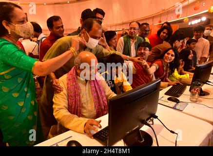 Mumbai, Indien. November 2021. MUMBAI, INDIEN - 4. NOVEMBER: Der Börsenmakler reagiert zusammen mit seiner Familie, als sie am 4. November 2021 den Diwali Muhurat Handel an der Bombay Stock Exchange in Mumbai, Indien, beobachten. (Foto von Anshuman Poyrekar/Hindustan Times/Sipa USA ) Quelle: SIPA USA/Alamy Live News Stockfoto