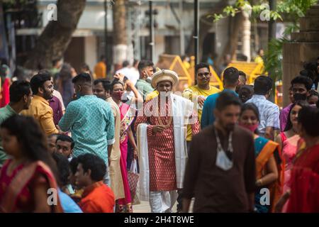 Mumbai, Indien. November 2021. MUMBAI, INDIEN - 4. NOVEMBER: Jugendliche in traditioneller Kleidung anlässlich des Diwali-Festivals besuchen am 4. November 2021 den Shivaji Park, Dadar, in Mumbai, Indien. (Foto: Pratik Chorge/Hindustan Times/Sipa USA ) Quelle: SIPA USA/Alamy Live News Stockfoto