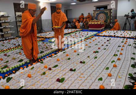 Mumbai, Indien. November 2021. MUMBAI, INDIEN - 4. NOVEMBER: Hinduistische Priester führen während Chopda Pujan Rituale durch und verehren am 4. November 2021 im Swami Narayan Tempel, Dadar, anlässlich des Laxmi Puja im indischen Mumbai das Buch der Konten. (Foto: Satish Bate/Hindustan Times/Sipa USA ) Quelle: SIPA USA/Alamy Live News Stockfoto