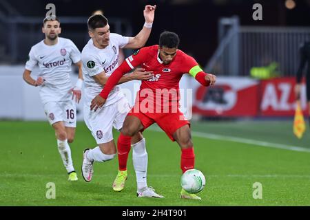 Alkmaar, Niederlande. November 2021. ALKMAAR, NIEDERLANDE – NOVEMBER 4: Daniel Graovac vom CFR Cluj und Owen Wijndal von AZ Alkmaar kämpfen während des Spiels der Gruppe D - UEFA Europa Conference League zwischen AZ Alkmaar und CFR Cluj am 4. November 2021 im AZ Stadion in Alkmaar, Niederlande um den Besitz (Foto: Patrick Goosen/Orange Picches) Quelle: Orange Pics BV/Alamy Live News Stockfoto