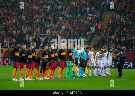 INSTABUL, TÜRKEI - 4. NOVEMBER: Besetzung beider Mannschaften während des UEFA Europa League-Spiels zwischen Galatasaray und Lokomotiv Moskou am 4. November 2021 im NEF Stadyumu in Instabul, Türkei (Foto: TUR/Orange Picches) Stockfoto