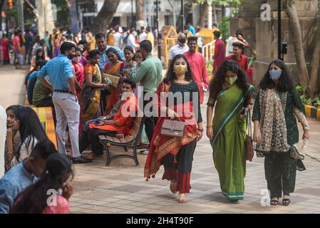 Mumbai, Indien. November 2021. MUMBAI, INDIEN - 4. NOVEMBER: Jugendliche in traditioneller Kleidung anlässlich des Diwali-Festivals besuchen am 4. November 2021 den Shivaji Park, Dadar, in Mumbai, Indien. (Foto: Pratik Chorge/Hindustan Times/Sipa USA ) Quelle: SIPA USA/Alamy Live News Stockfoto