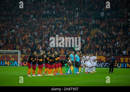 INSTABUL, TÜRKEI - 4. NOVEMBER: Besetzung beider Mannschaften während des UEFA Europa League-Spiels zwischen Galatasaray und Lokomotiv Moskou am 4. November 2021 im NEF Stadyumu in Instabul, Türkei (Foto: TUR/Orange Picches) Stockfoto