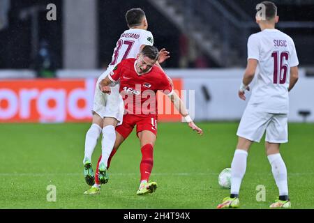 Alkmaar, Niederlande. November 2021. ALKMAAR, NIEDERLANDE - 4. NOVEMBER: Mihai Bordeianu vom CFR Cluj wird von Jesper Karlsson während des Spiels der Gruppe D - UEFA Europa Conference League zwischen AZ Alkmaar und CFR Cluj am 4. November 2021 im AZ Stadion in Alkmaar, Niederlande (Foto von Patrick Goosen/Orange Picches) Quelle: Orange Pics BV/Alamy Live News Stockfoto