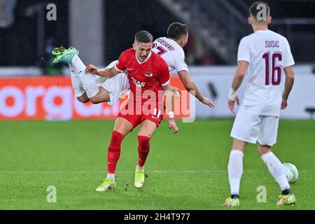 Alkmaar, Niederlande. November 2021. ALKMAAR, NIEDERLANDE - 4. NOVEMBER: Mihai Bordeianu vom CFR Cluj wird von Jesper Karlsson während des Spiels der Gruppe D - UEFA Europa Conference League zwischen AZ Alkmaar und CFR Cluj am 4. November 2021 im AZ Stadion in Alkmaar, Niederlande (Foto von Patrick Goosen/Orange Picches) Quelle: Orange Pics BV/Alamy Live News Stockfoto