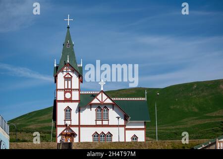 Landschaft der Husavikurkirkja Kirche in Husavik Stockfoto