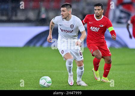 Alkmaar, Niederlande. November 2021. ALKMAAR, NIEDERLANDE – NOVEMBER 4: Daniel Graovac vom CFR Cluj wird von Owen Wijndal von AZ Alkmaar während des Spiels der Gruppe D - UEFA Europa Conference League zwischen AZ Alkmaar und CFR Cluj am 4. November 2021 im AZ Stadion in Alkmaar, Niederlande, herausgefordert (Foto von Patrick Goosen/Orange Picches) Quelle: Orange Pics BV/Alamy Live News Stockfoto