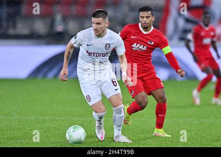 Alkmaar, Niederlande. November 2021. ALKMAAR, NIEDERLANDE – NOVEMBER 4: Daniel Graovac vom CFR Cluj wird von Owen Wijndal von AZ Alkmaar während des Spiels der Gruppe D - UEFA Europa Conference League zwischen AZ Alkmaar und CFR Cluj am 4. November 2021 im AZ Stadion in Alkmaar, Niederlande, herausgefordert (Foto von Patrick Goosen/Orange Picches) Quelle: Orange Pics BV/Alamy Live News Stockfoto